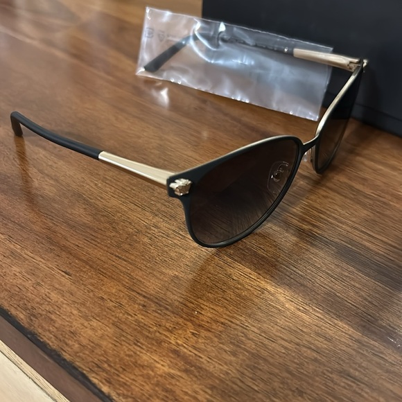 NEW Versace Sunglasses - Picture 2 of 5
